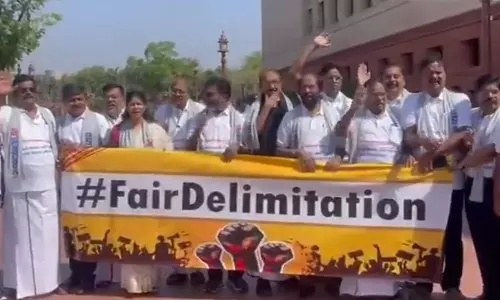 தமிழ்நாடு போராடும், தமிழ்நாடு வெல்லும் வாசகத்துடன் பாராளுமன்றத்துக்கு டி-சர்ட் அணிந்து வந்த தி.மு.க. எம்.பி.க்கள்