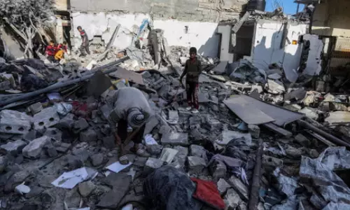 காசா குடியிருப்பு பகுதிகளை குறிவைத்து தாக்கும் இஸ்ரேல் - 58 பாலஸ்தீனயர்கள் கொன்றுகுவிப்பு