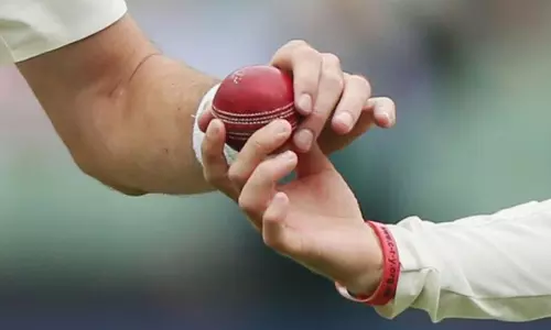 பந்தை பளபளப்பாக்க எச்சில் பயன்படுத்தலாம்: பி.சி.சி.ஐ. ஒப்புதல்