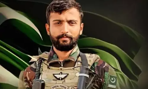 பாகிஸ்தானில் துப்பாக்கி சண்டை: 10 தீவிரவாதிகள் சுட்டுக்கொலை- ராணுவ அதிகாரி உயிரிழப்பு