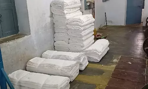 3-வது நாளாக விசைத்தறியாளர்கள் வேலைநிறுத்தம்: கோவை, திருப்பூரில் காடா துணிகள் தேக்கம்