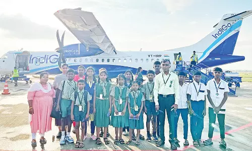 சொந்த செலவில் 18 மாணவ-மாணவிகளை விமானத்தில் அழைத்து சென்ற தலைமை ஆசிரியர்