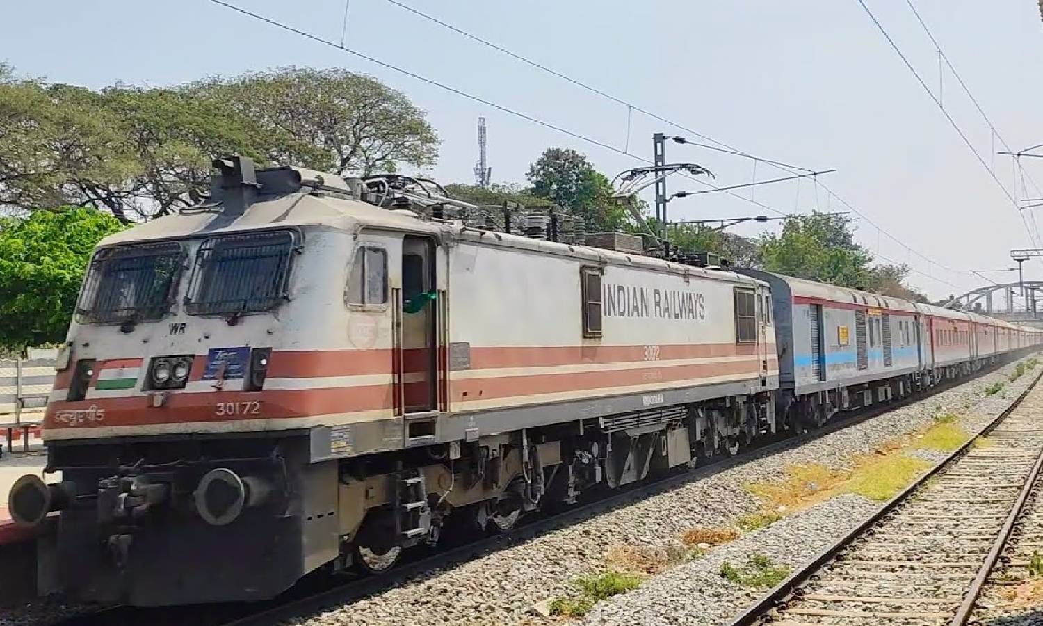 விவேக் எக்ஸ்பிரசில் ரெயில்வே ஊழியர்கள் மோதல்: 4 பேர் கைது