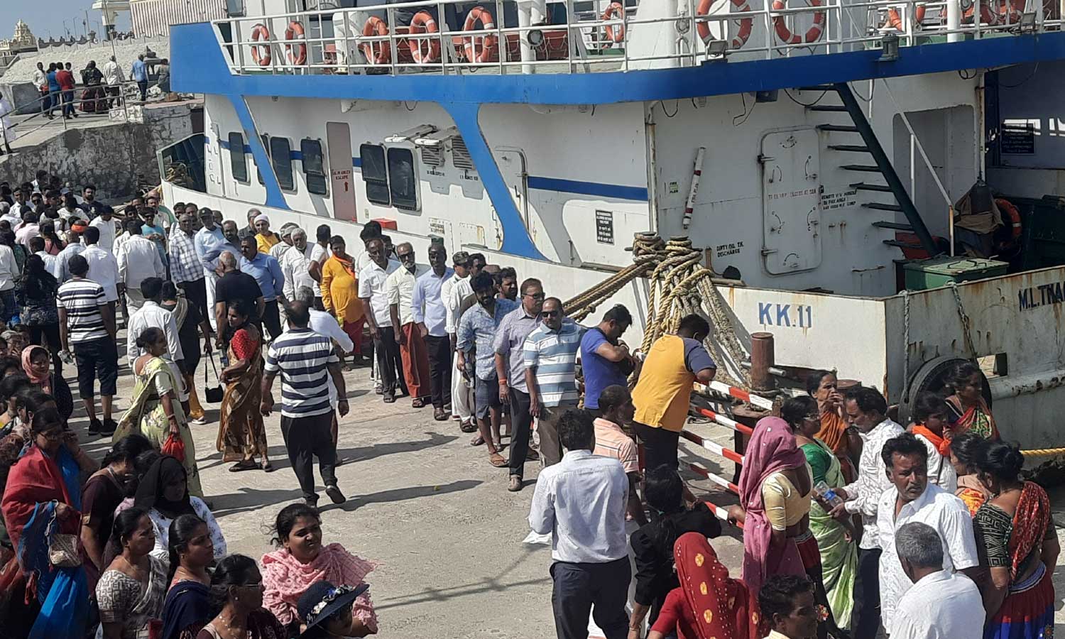 விடுமுறை நாளான இன்று கன்னியாகுமரியில் குவிந்த சுற்றுலா பயணிகள்