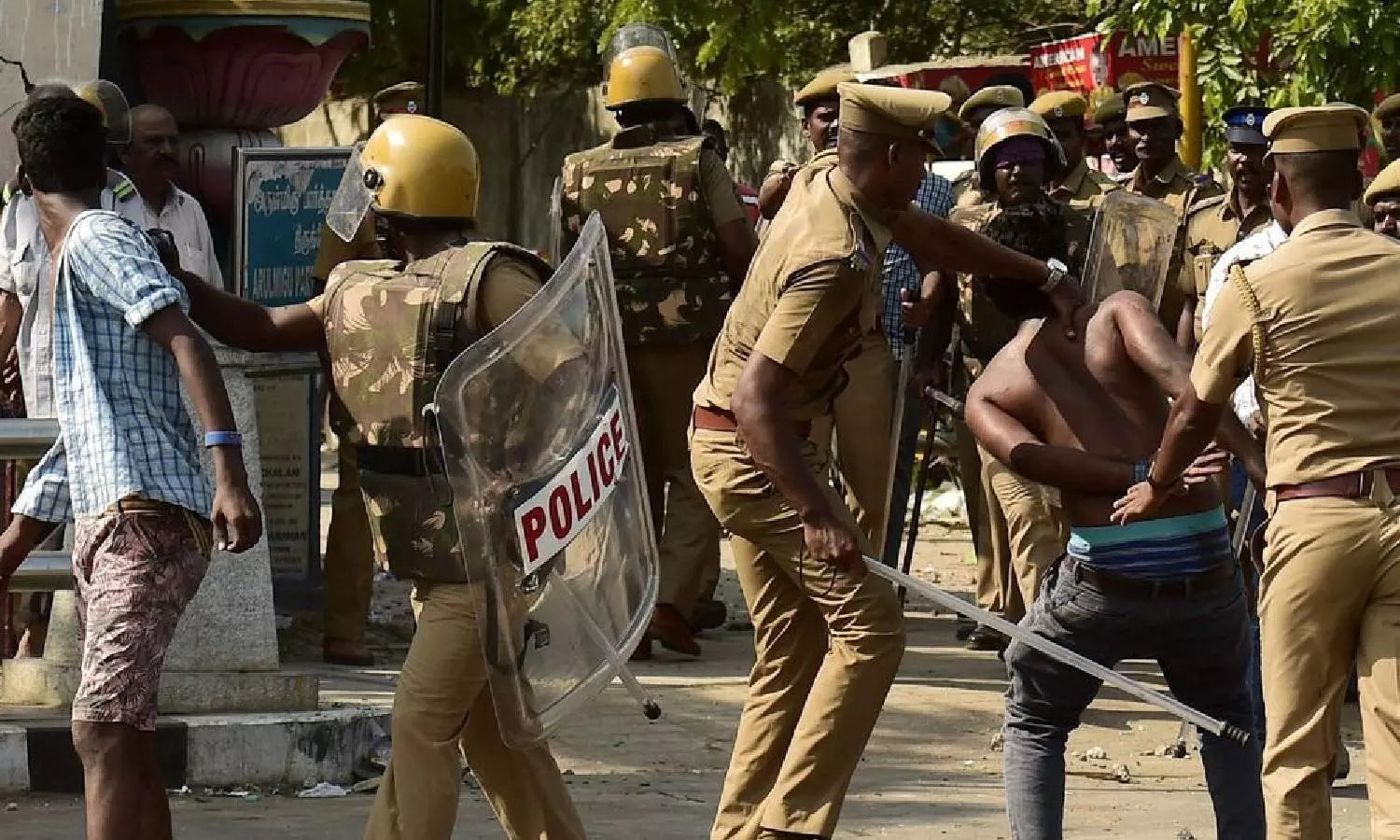 கோவையில் ஒரேநாளில் 44 பேர் கைது: நடவடிக்கைக்கு பயந்து ரவுடிகள் வெளியூர் ஓட்டம்