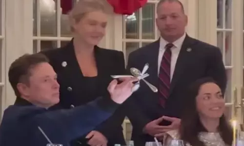 VIDEO: விரல் வித்தை காட்டிய எலான் மஸ்க்