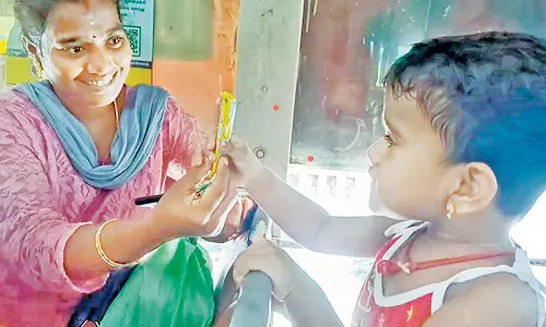 இங்கிருந்த பஸ் எங்கடா? இடம்பிடிக்க அமரவைக்கப்பட்ட 2½ வயது குழந்தையுடன் புறப்பட்டு சென்ற அரசு பஸ்