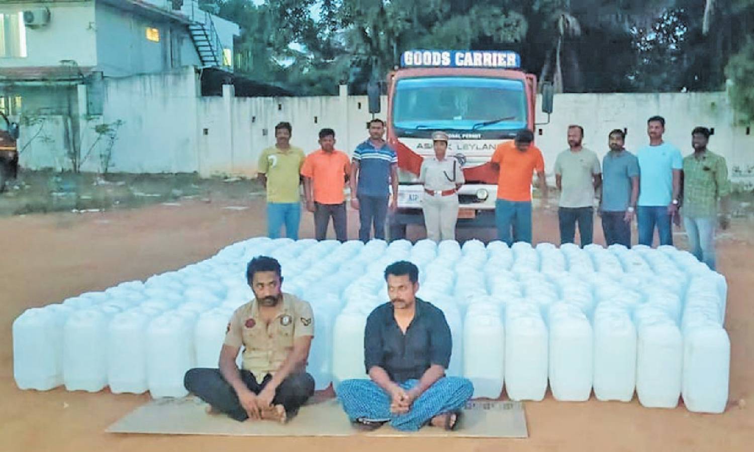 கர்நாடகாவில் இருந்து கேராளவிற்கு 7,525 லிட்டர் எரிசாராயம் கடத்தல்: 2 பேர் கைது