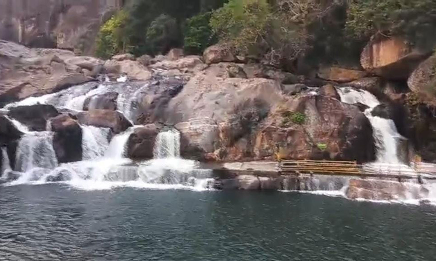 மணிமுத்தாறு அருவியில் சுற்றுலா பயணிகள் குளிக்க மீண்டும் அனுமதி