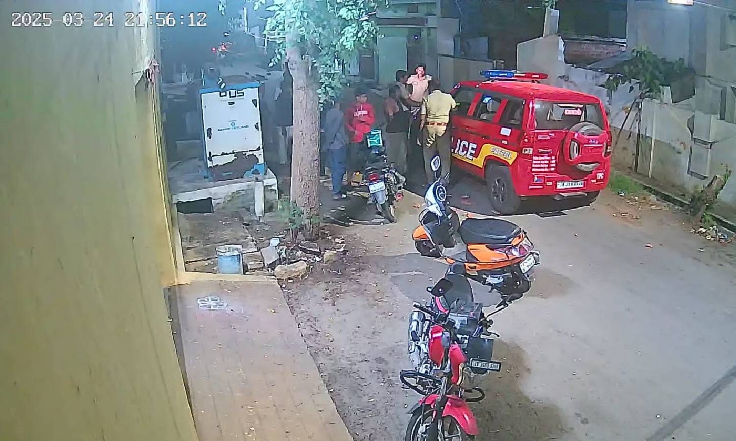 திருப்பூரில் உரிமையாளர் வீட்டை பட்டா கத்தியால் சூறையாடிய வாலிபர்கள்