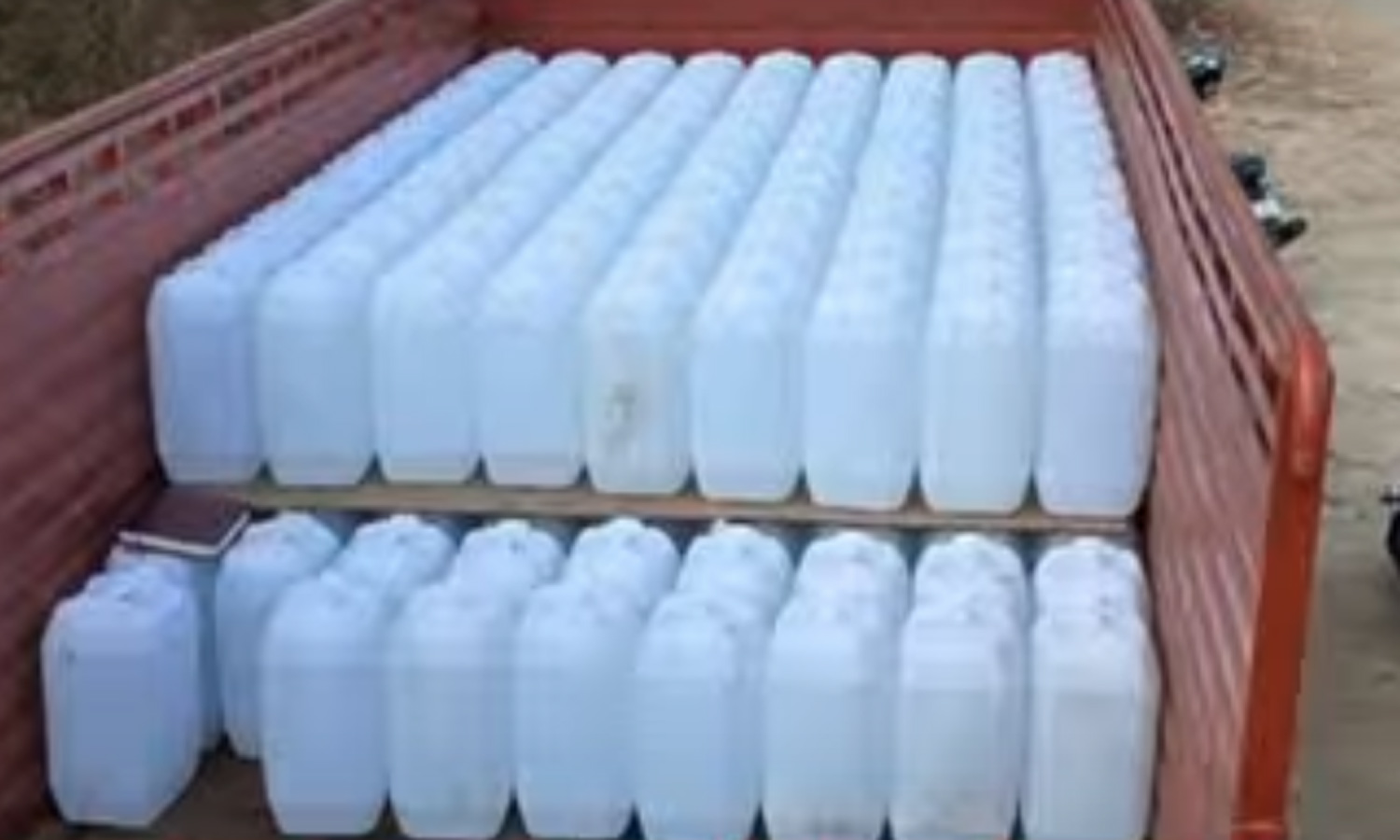 தர்பூசணி பழங்களுக்கு இடையே எரிசாராயம் கடத்தல்- 2 பேர் கைது