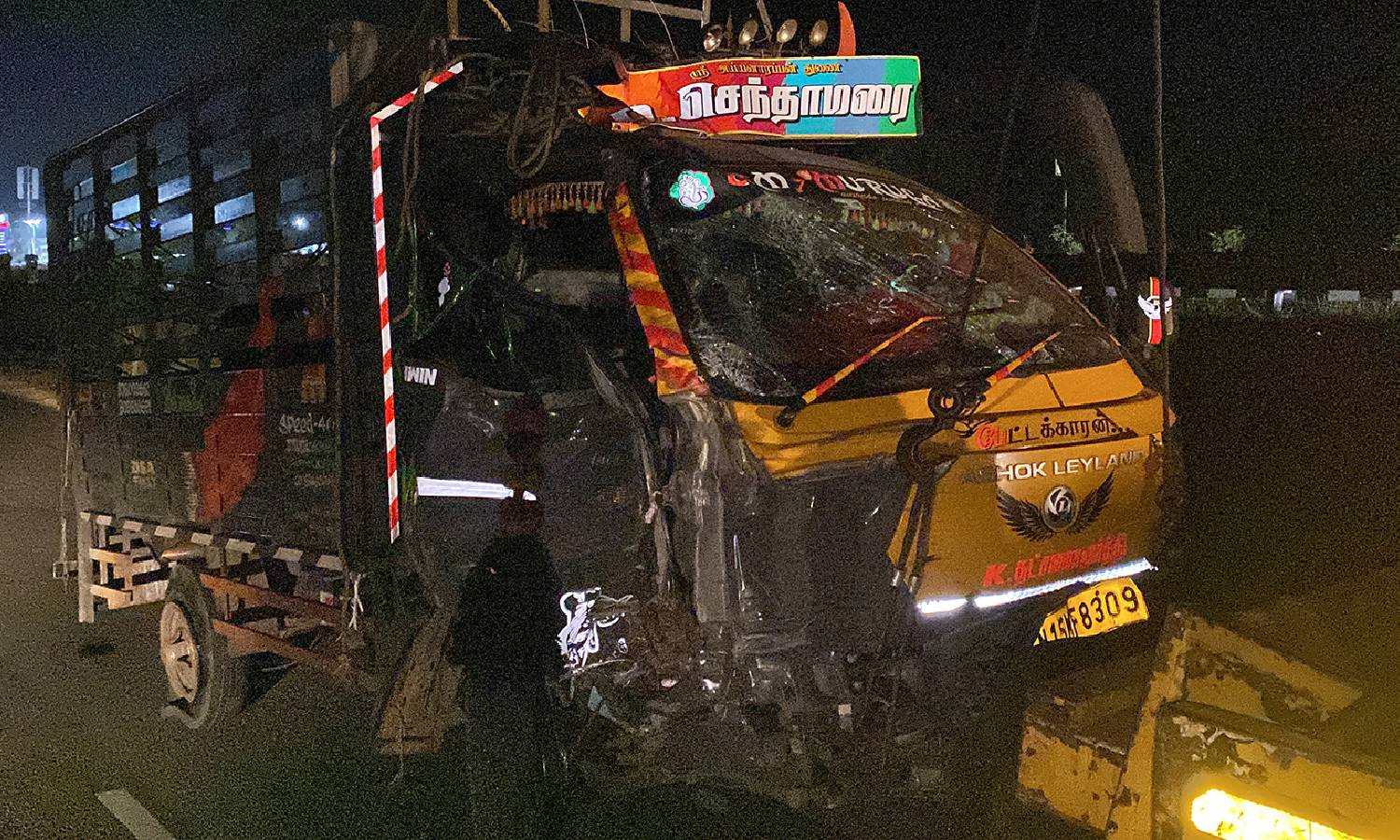 சங்ககிரி அருகே சரக்கு வேன் மோதி விபத்து: 2 டிரைவர்கள் பலி