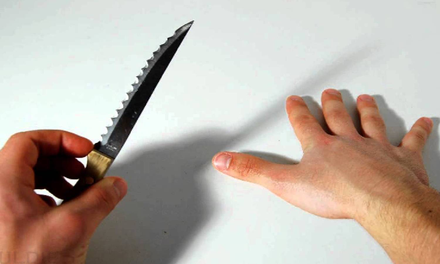 வீடியோ கேம் பார்த்து கை விரல்களை பிளேடால் சீவிக்கொண்ட 40 மாணவர்கள்