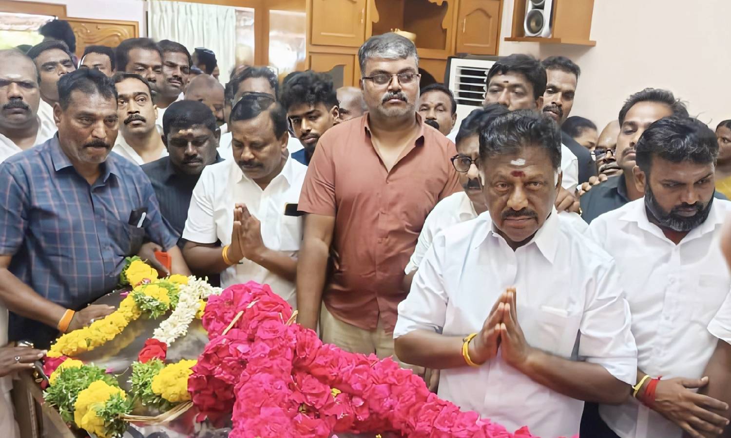 கருப்பசாமி பாண்டியன் உடலுக்கு ஓ.பன்னீர்செல்வம் நேரில் அஞ்சலி