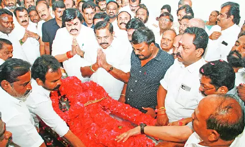 கருப்பசாமி பாண்டியன் உடலுக்கு எடப்பாடி பழனிசாமி நேரில் அஞ்சலி