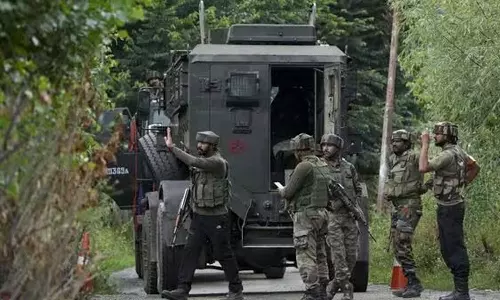 ஜம்மு-காஷ்மீரில் என்கவுண்ட்டரில் 2 பயங்கரவாதிகள் கொலை: 5 வீரர்கள் காயம்