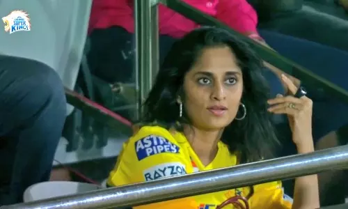 சேப்பாக்கத்தில் சி.எஸ்.கே-ஆர்.சி.பி போட்டியைக் கண்டுகளித்த ஷாலினி அஜித்