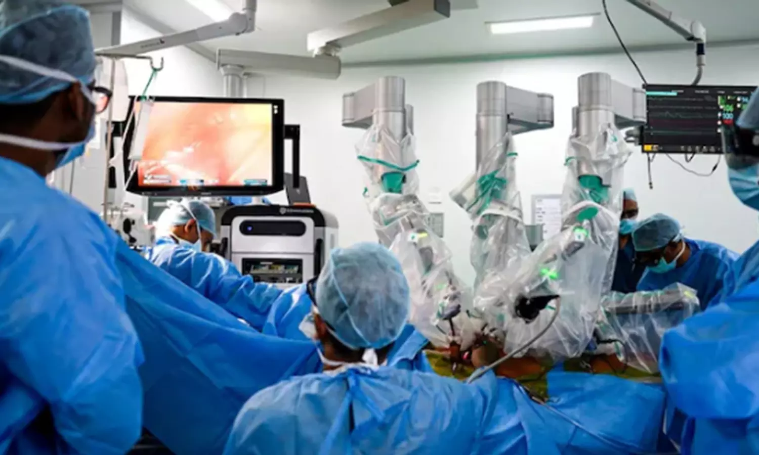 இந்தியாவில் முதல்முறையாக 2 ஆயிரம் கிலோ மீட்டர் தூரத்தில் இருந்து ரோபோ மூலம் நோயாளிக்கு இதய அறுவை சிகிச்சை