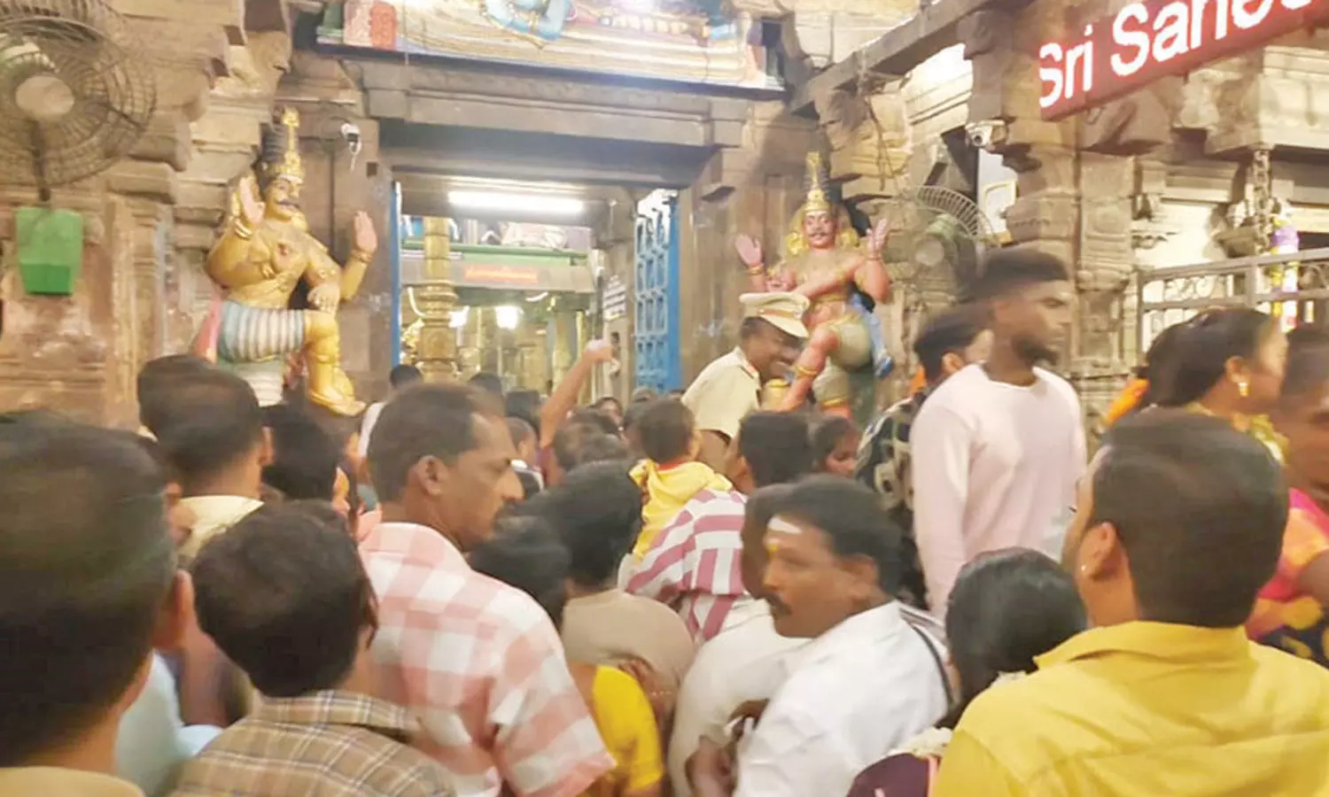 திருக்கணித பஞ்சாங்கப்படி இன்று பெயர்ச்சி- திருநள்ளாறு சனீஸ்வர பகவான் கோவிலில் குவிந்த பக்தர்கள் திருக்கணித பஞ்சாங்கப்படி இன்று பெயர்ச்சி- திருநள்ளாறு சனீஸ்வர பகவான் கோவிலில் குவிந்த பக்தர்கள்