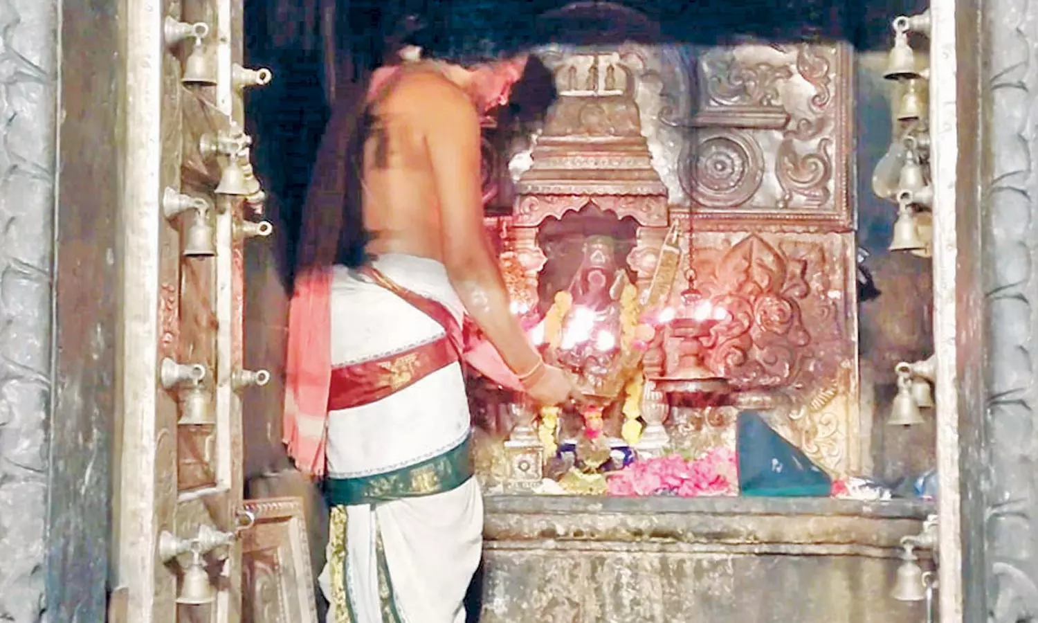 திருக்கணித பஞ்சாங்கப்படி இன்று பெயர்ச்சி- திருநள்ளாறு சனீஸ்வர பகவான் கோவிலில் குவிந்த பக்தர்கள் திருக்கணித பஞ்சாங்கப்படி இன்று பெயர்ச்சி- திருநள்ளாறு சனீஸ்வர பகவான் கோவிலில் குவிந்த பக்தர்கள்