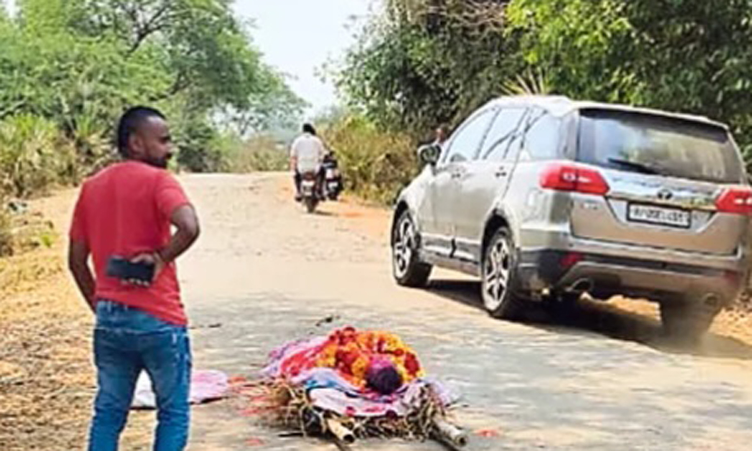 சவ ஊர்வலத்தில் தேனீக்கள் கொட்டியதால் சாலையில் பிணத்தை போட்டு விட்டு ஓட்டம்
