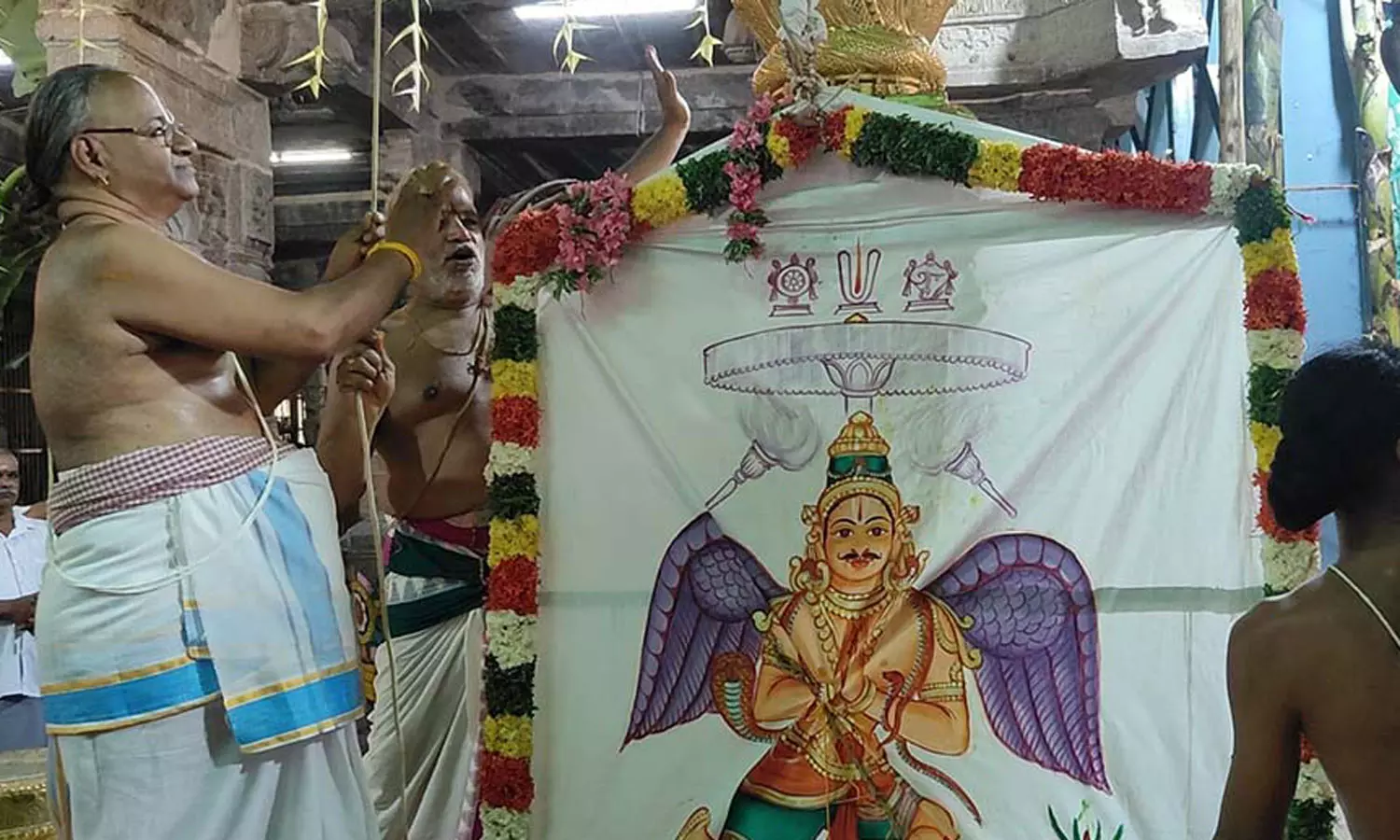 கும்பகோணம் ராமசாமி கோவிலில் ராமநவமி திருவிழா இன்று கொடியேற்றத்துடன் தொடங்கியது