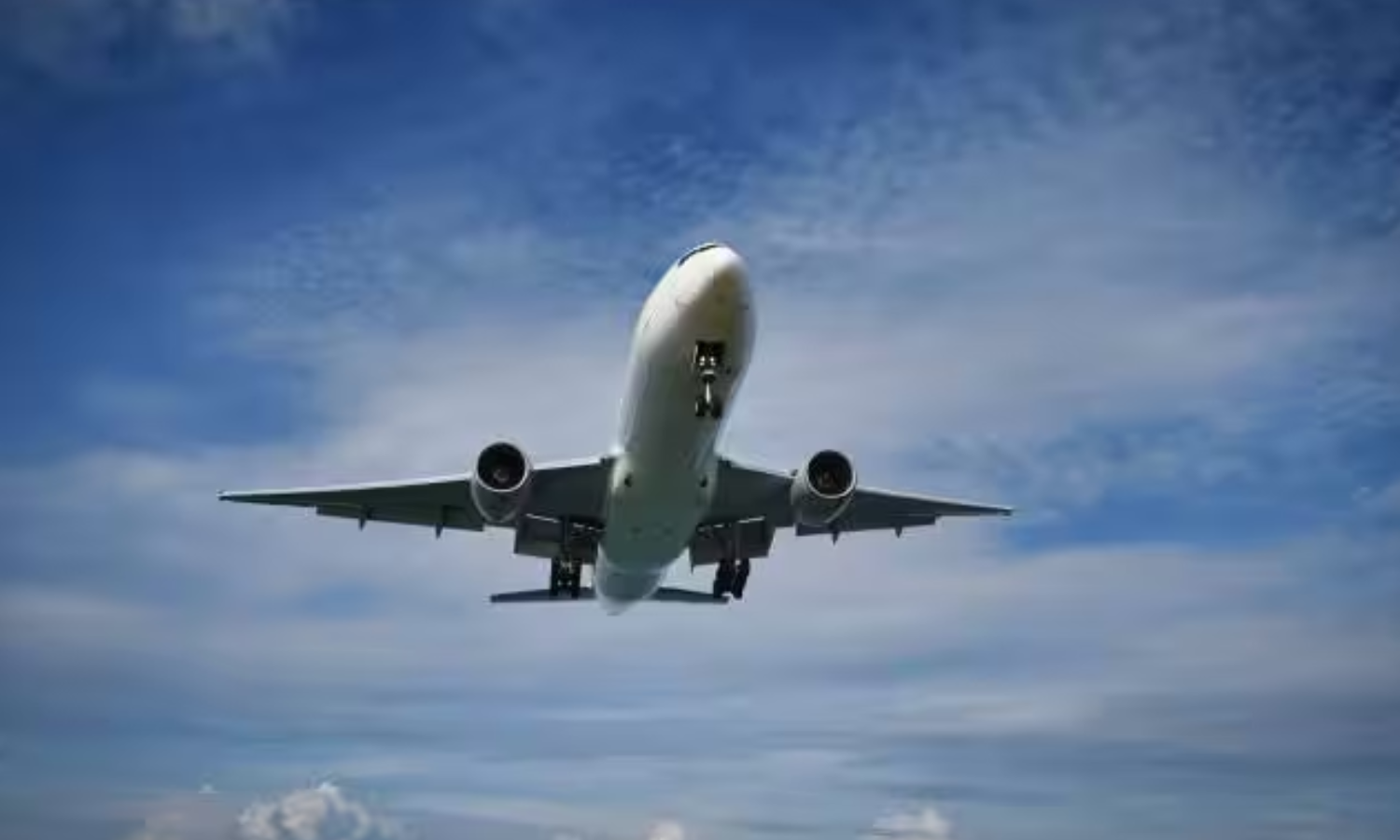 டயர் வெடித்த நிலையில் சென்னை வந்த விமானம்.. சாமர்த்தியமாக தரையிறக்கிய விமானி