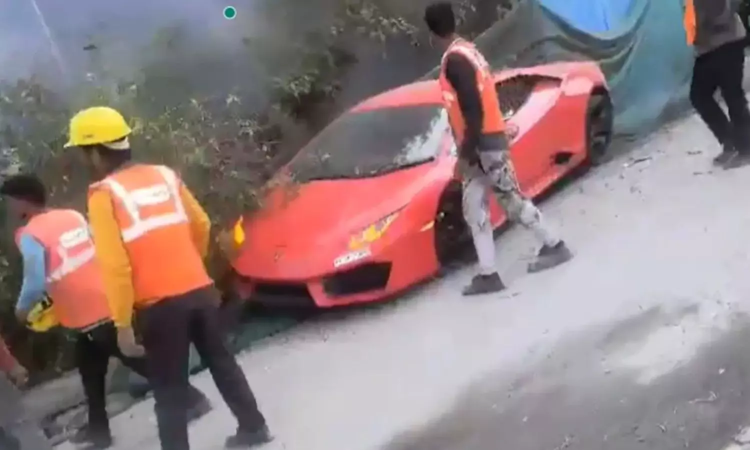 VIDEO: இங்கே யாராவது இறந்தார்களா என்ன?.. தொழிலாளர்கள் மீது Lamborghini காரை மோதிய நபர் அலட்சிய பேச்சு