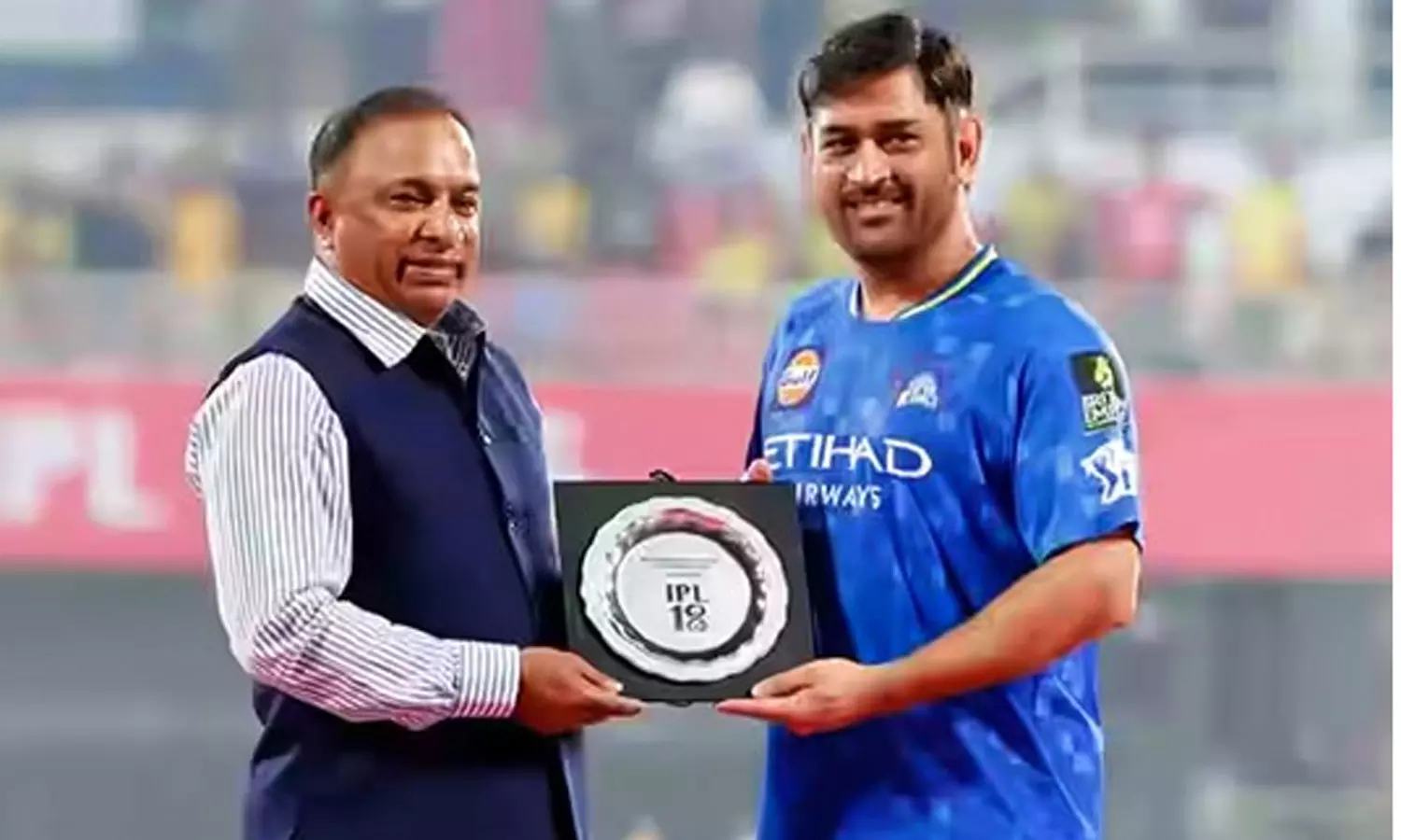 ஐபிஎல் சீசனில் 18 ஆண்டுகள்: எம்.எஸ்.தோனியை கவுரவித்த பி.சி.சி.ஐ.