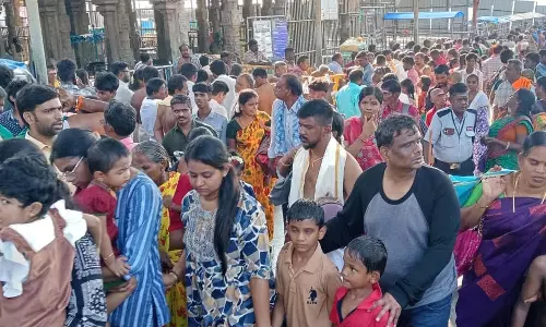 திருச்செந்தூர் சுப்பிரமணியசுவாமி கோவிலில் 5 மணி நேரம் காத்திருந்து பக்தர்கள் தரிசனம்