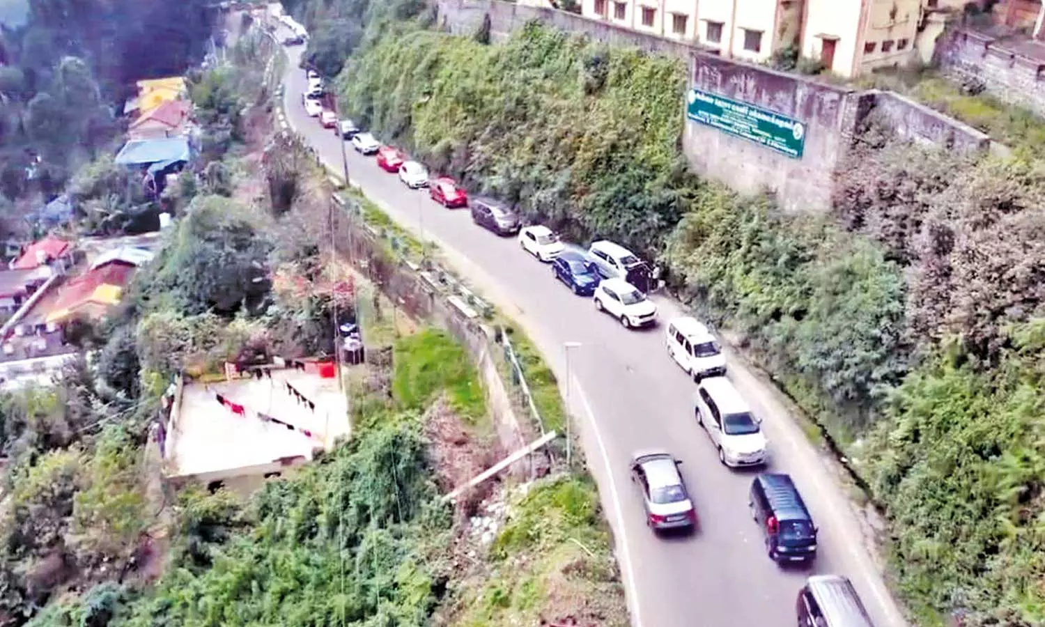 சுற்றுலா பயணிகளின் கவனத்திற்கு... நீலகிரி, கொடைக்கானலுக்கு வரும் வாகனங்களுக்கு இன்று முதல் கட்டுப்பாடு சுற்றுலா பயணிகளின் கவனத்திற்கு... நீலகிரி, கொடைக்கானலுக்கு வரும் வாகனங்களுக்கு இன்று முதல் கட்டுப்பாடு