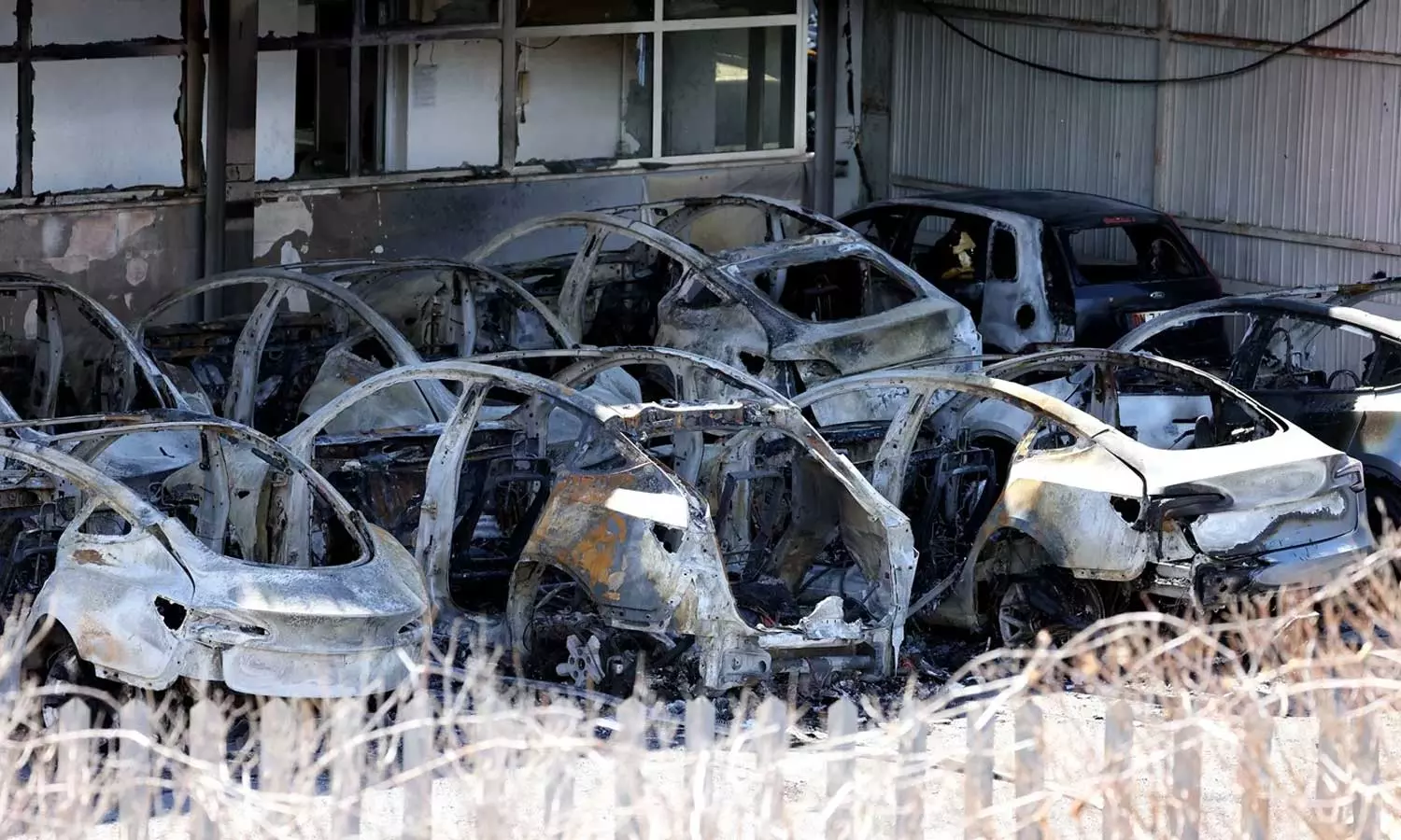 இத்தாலியில் 17 டெஸ்லா கார்கள் எரிந்து சேதம் - பயங்கரவாத தாக்குதல் என எலான் மஸ்க் குற்றச்சாட்டு இத்தாலியில் 17 டெஸ்லா கார்கள் எரிந்து சேதம் - பயங்கரவாத தாக்குதல் என எலான் மஸ்க் குற்றச்சாட்டு