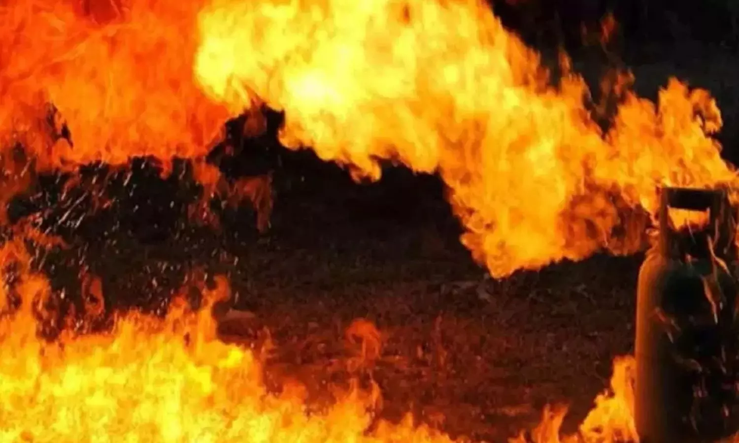 வீட்டில் சிலிண்டர் வெடித்து பயங்கர விபத்து - 4 குழந்தைகள் உட்பட 7 பேர் பலி வீட்டில் சிலிண்டர் வெடித்து பயங்கர விபத்து - 4 குழந்தைகள் உட்பட 7 பேர் பலி