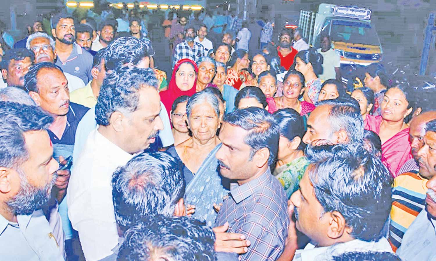 அ.தி.மு.க. நிர்வாகி கைது: முன்னாள் அமைச்சர் எம்.ஆர்.விஜயபாஸ்கர் தலைமையில் போலீஸ் நிலையம் முற்றுகை அ.தி.மு.க. நிர்வாகி கைது: முன்னாள் அமைச்சர் எம்.ஆர்.விஜயபாஸ்கர் தலைமையில் போலீஸ் நிலையம் முற்றுகை