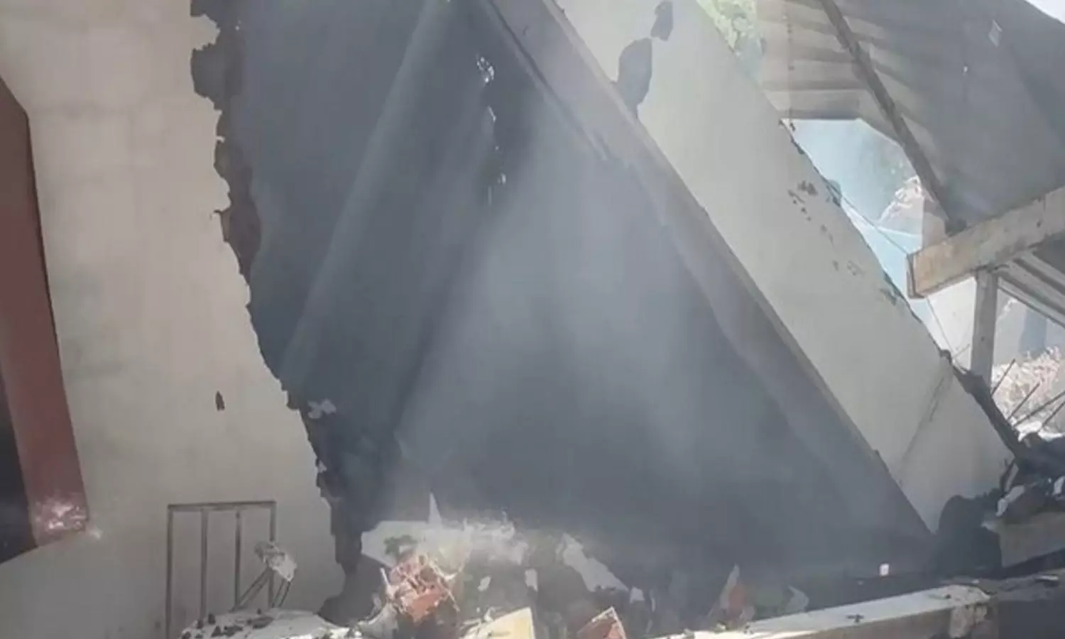 குஜராத்தில் பட்டாசு தொழிற்சாலையில் பயங்கர வெடிவிபத்து- இடிபாடுகளில் சிக்கி 13 பேர் உயிரிழப்பு