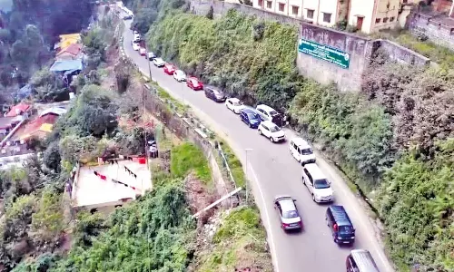 சுற்றுலா பயணிகளின் கவனத்திற்கு... நீலகிரி, கொடைக்கானலுக்கு வரும் வாகனங்களுக்கு இன்று முதல் கட்டுப்பாடு