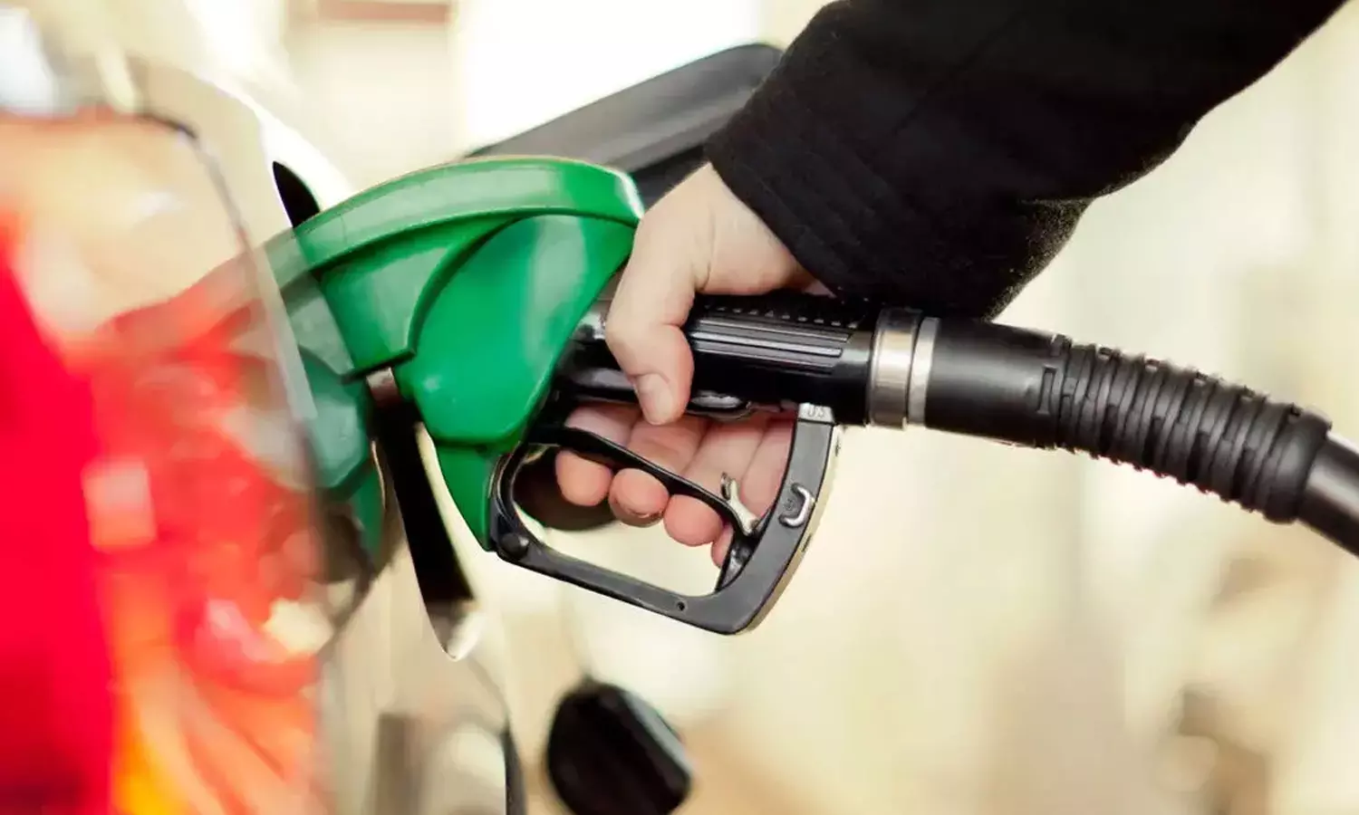 கர்நாடகாவில் டீசல் விலை லிட்டருக்கு ரூ.2 உயர்வு- நள்ளிரவு முதல் அமல்