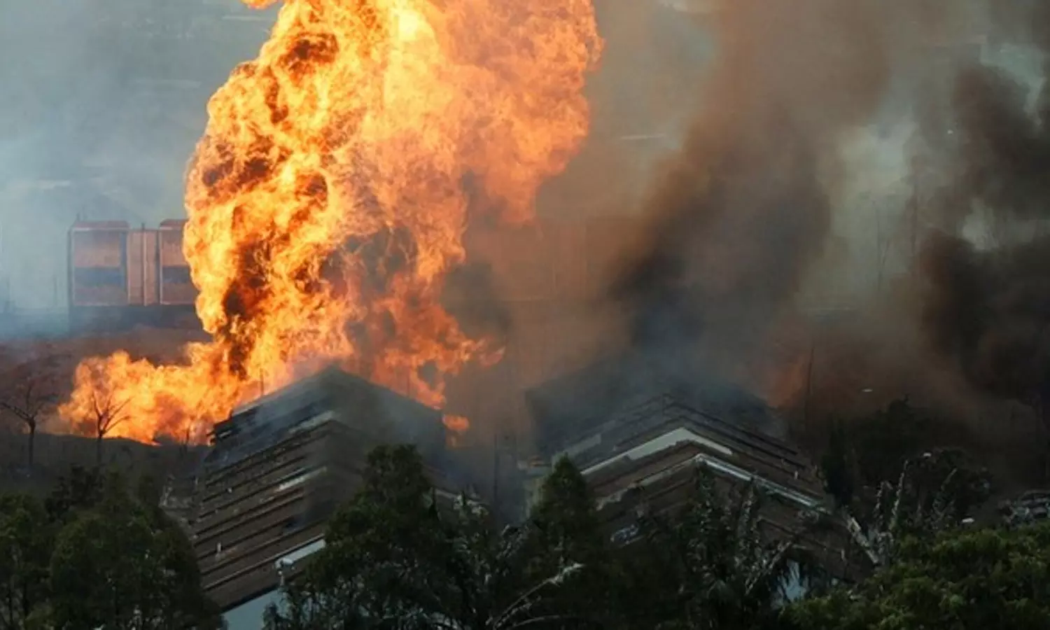 மலேசியாவில் கியாஸ் குழாய் வெடித்து பயங்கர தீ விபத்து- 100 பேர் உடல் கருகினர்