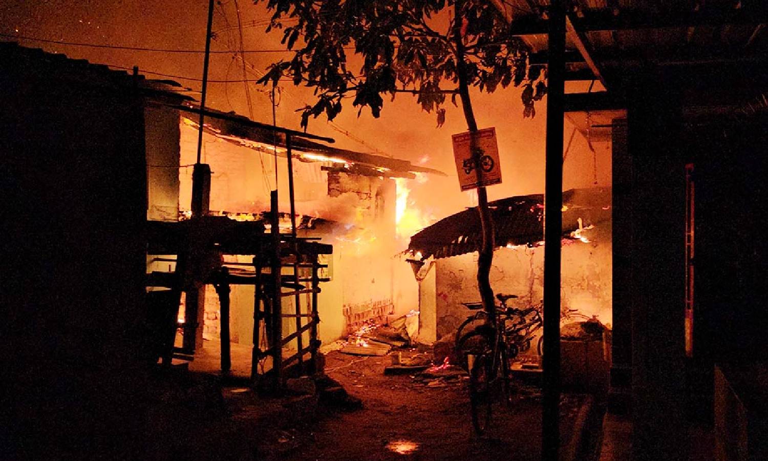 விருதுநகரில் தீ விபத்து: 20-க்கும் மேற்பட்ட குடிசை வீடுகள் எரிந்து சேதம்