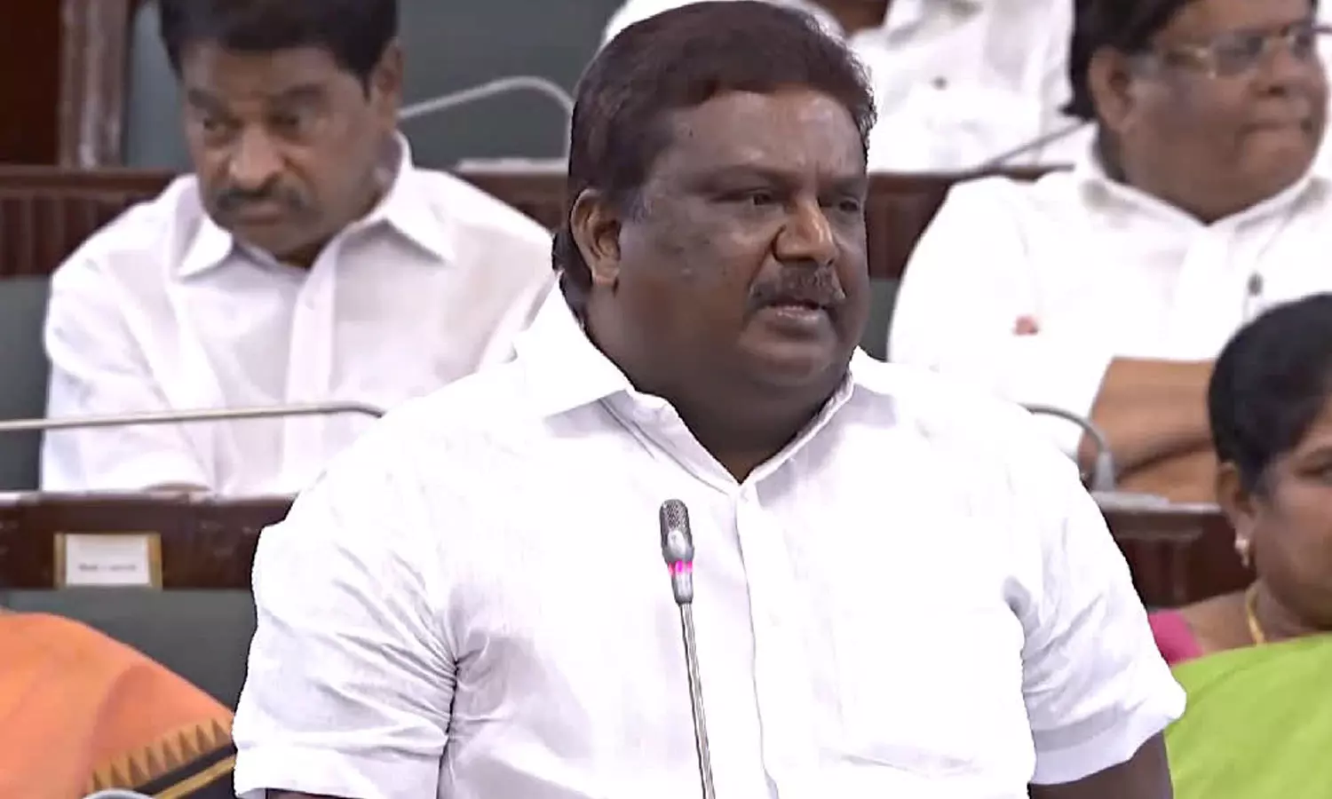 விமான நிலையத்தில் இருந்து பேருந்துகள் இயக்கம்- அமைச்சர் சிவசங்கர் விமான நிலையத்தில் இருந்து பேருந்துகள் இயக்கம்- அமைச்சர் சிவசங்கர்