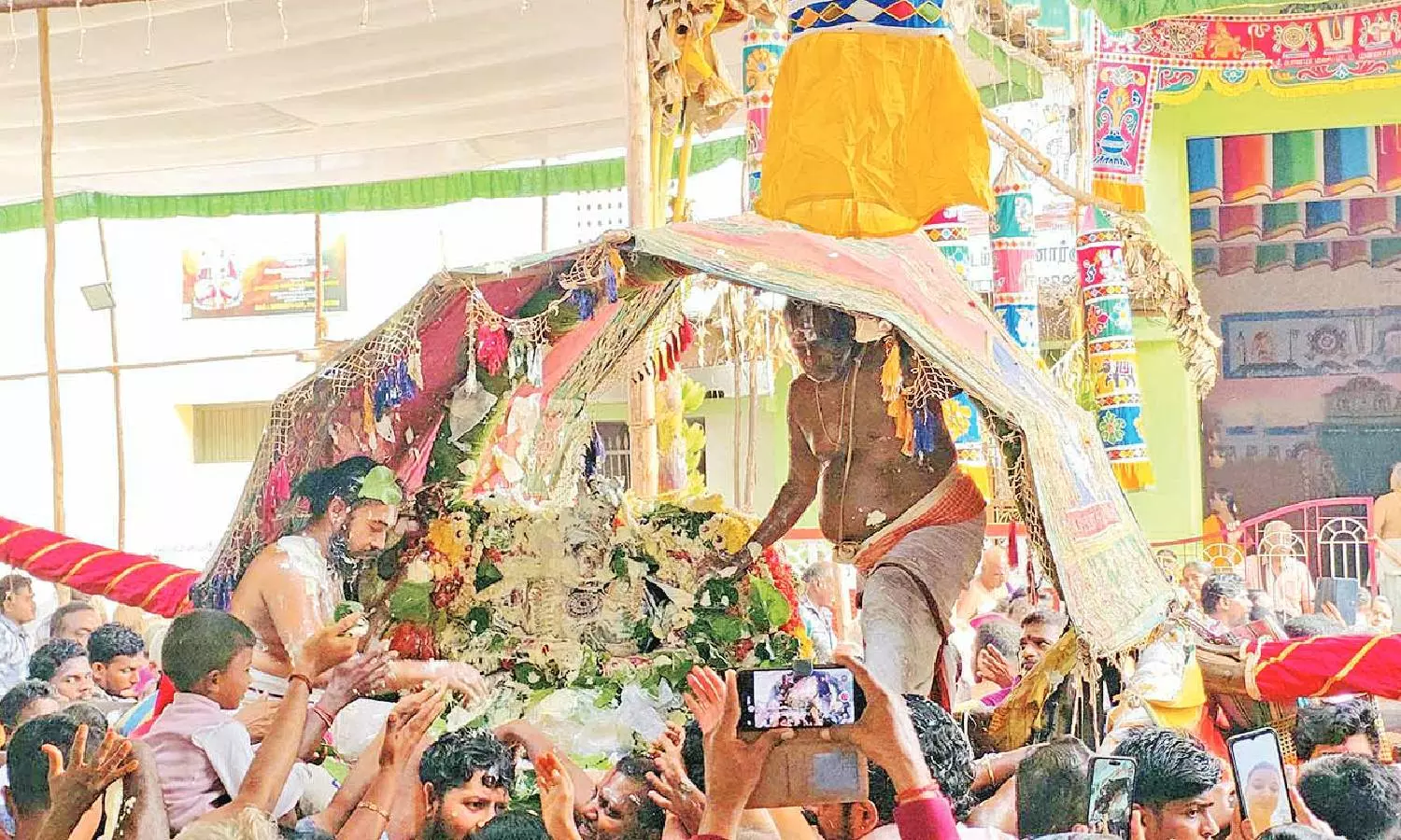 மன்னார்குடி ராஜகோபால சுவாமி கோவிலில் வெண்ணைத் தாழி உற்சவம்: பக்தர்கள் வெண்ணையை வீசி வழிபாடு மன்னார்குடி ராஜகோபால சுவாமி கோவிலில் வெண்ணைத் தாழி உற்சவம்: பக்தர்கள் வெண்ணையை வீசி வழிபாடு