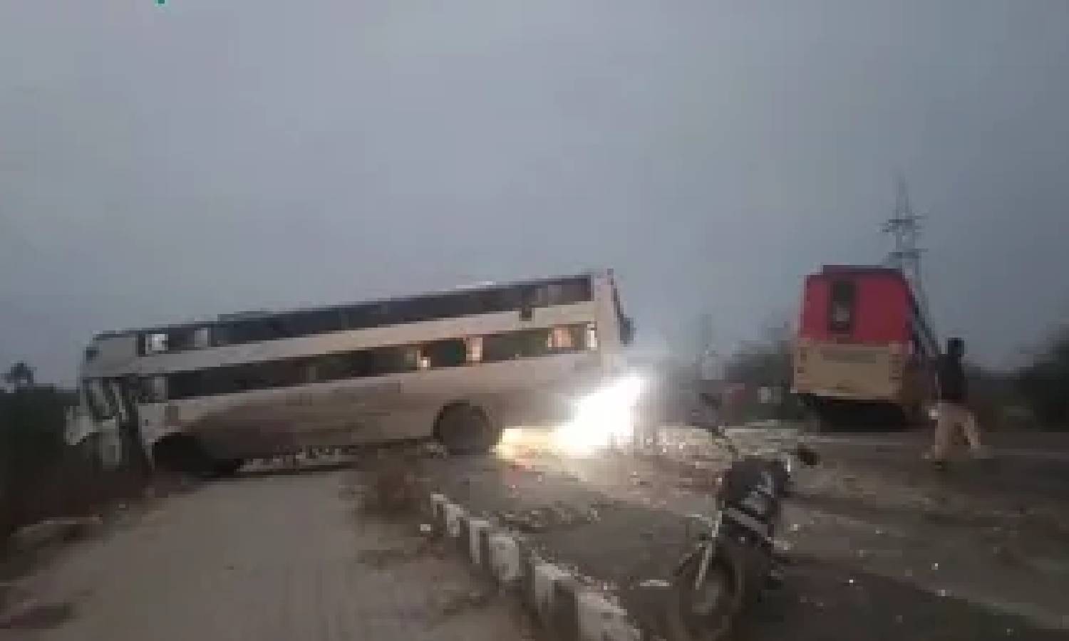 மகாராஷ்டிராவில் பஸ் மீது கார் மோதி விபத்து: 5 பேர் பலி- 20 பேர் படுகாயம் மகாராஷ்டிராவில் பஸ் மீது கார் மோதி விபத்து: 5 பேர் பலி- 20 பேர் படுகாயம்