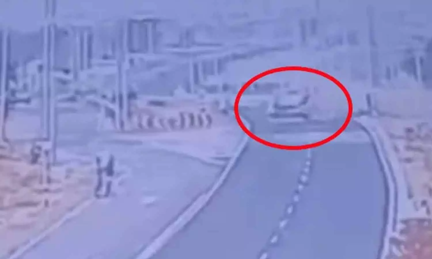 கர்நாடகா கார் விபத்தில் ஒரே குடும்பத்தை சேர்ந்த 3 பேர் பலி- வைரலாகும் அதிர்ச்சி காட்சி