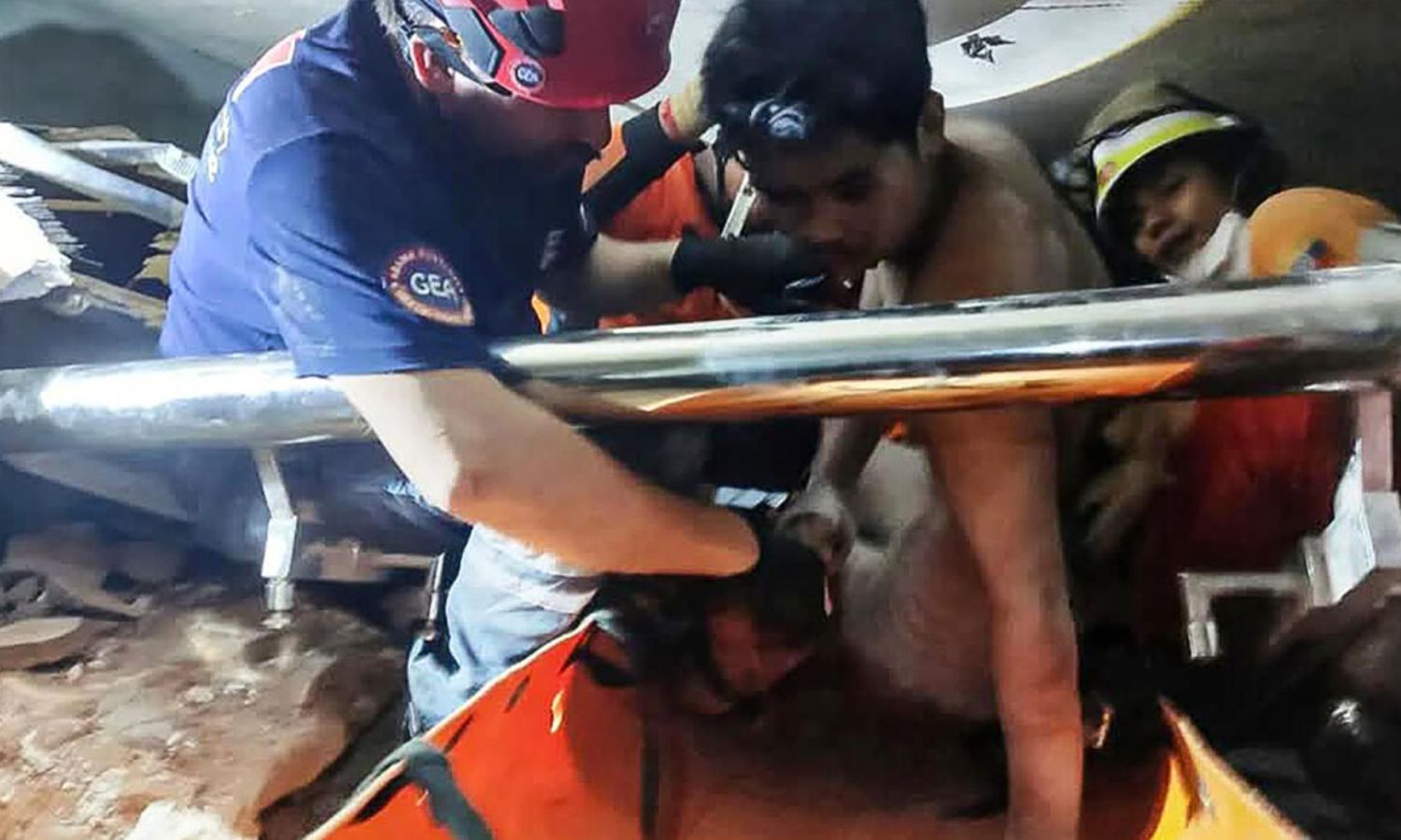 Myanmar Earthquake: 5 நாளாக இடிபாட்டுக்குள் உயிரைப் பிடித்து கொண்டு சிக்கியிருந்த நபர்.. மீட்பு வீடியோ Myanmar Earthquake: 5 நாளாக இடிபாட்டுக்குள் உயிரைப் பிடித்து கொண்டு சிக்கியிருந்த நபர்.. மீட்பு வீடியோ
