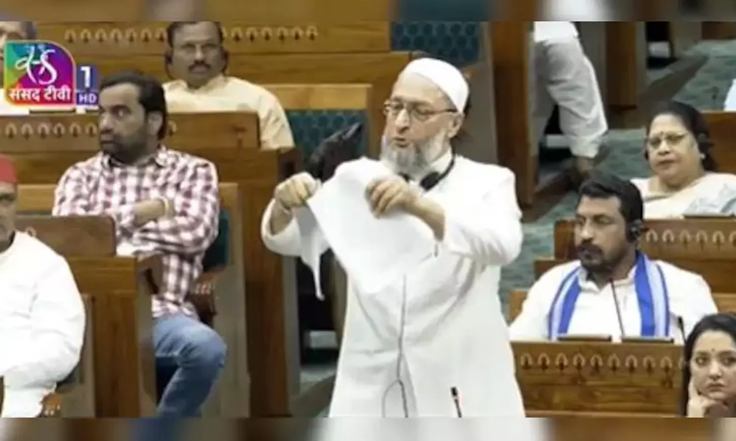 அரசியலமைப்புக்கு எதிரானது: வக்பு வாரிய சட்டத்திருத்த மசோதா நகலை கிழித்தெறிந்த ஓவைசி