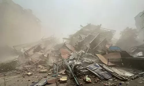 நிலநடுக்க மீட்புப்பணி தீவிரம்: மியான்மரில் 10 ஆயிரம் கட்டிடங்கள் இடிந்தது