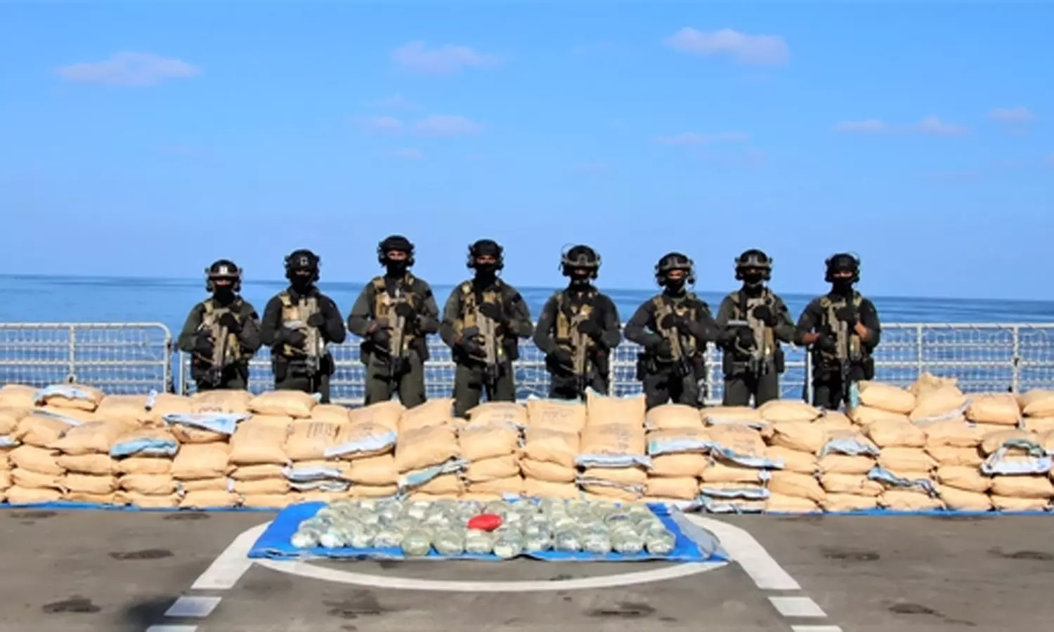 படகு மூலம் கடத்திவரப்பட்ட 2,500 கிலோ போதைப்பொருள் சிக்கியது- இந்திய கடற்படை நடவடிக்கை