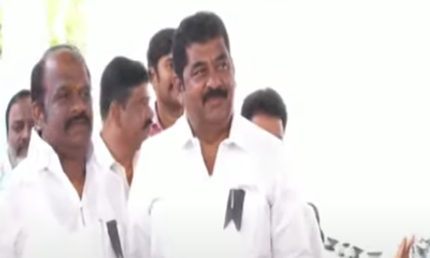 சட்டசபைக்கு தி.மு.க. எம்.எல்.ஏ.க்கள் கருப்பு பேட்ஜ் அணிந்து வருகை