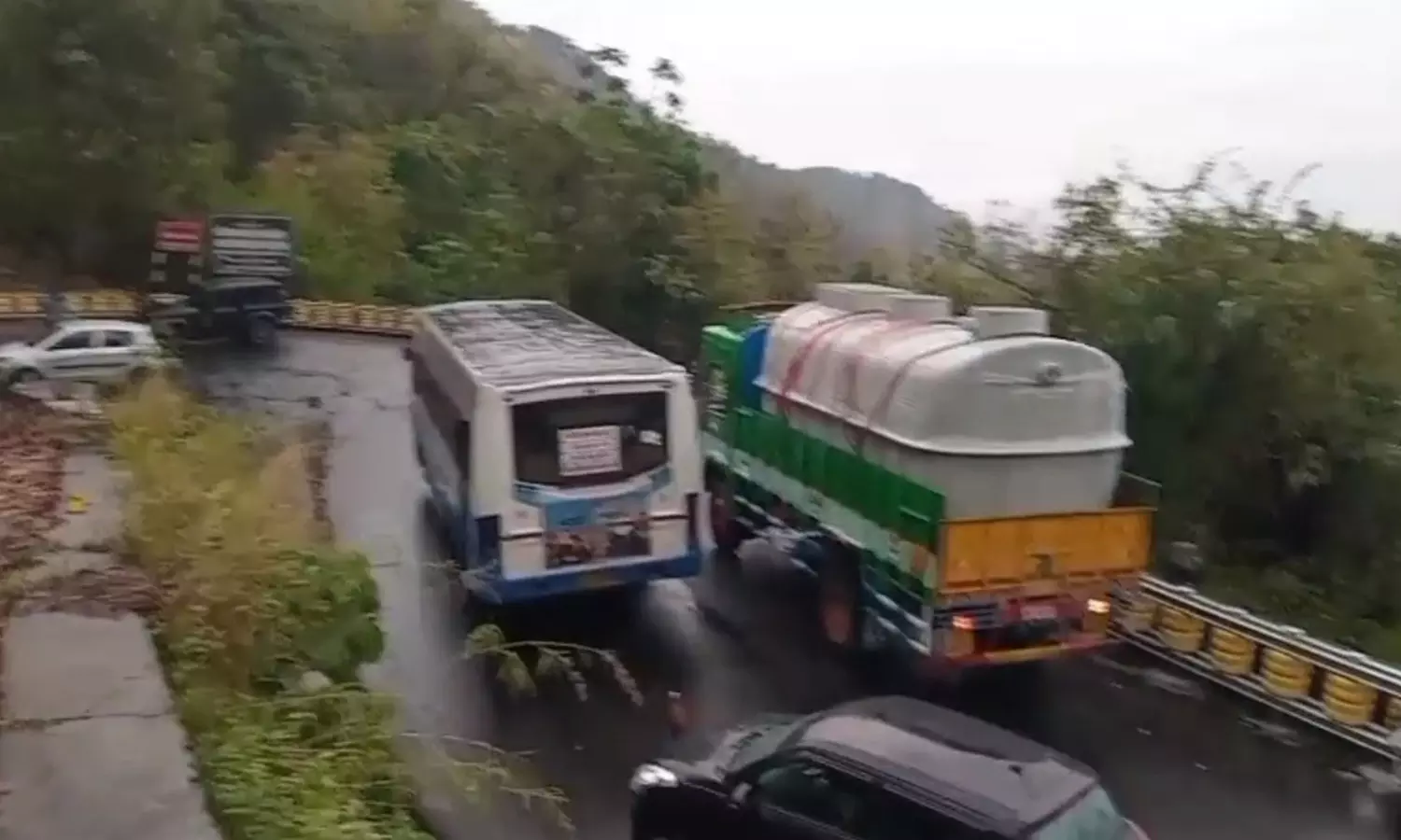 ஏற்காட்டில் சூறைக்காற்றுடன் கனமழை- சாலையில் மரம் விழுந்ததால் போக்குவரத்து பாதிப்பு