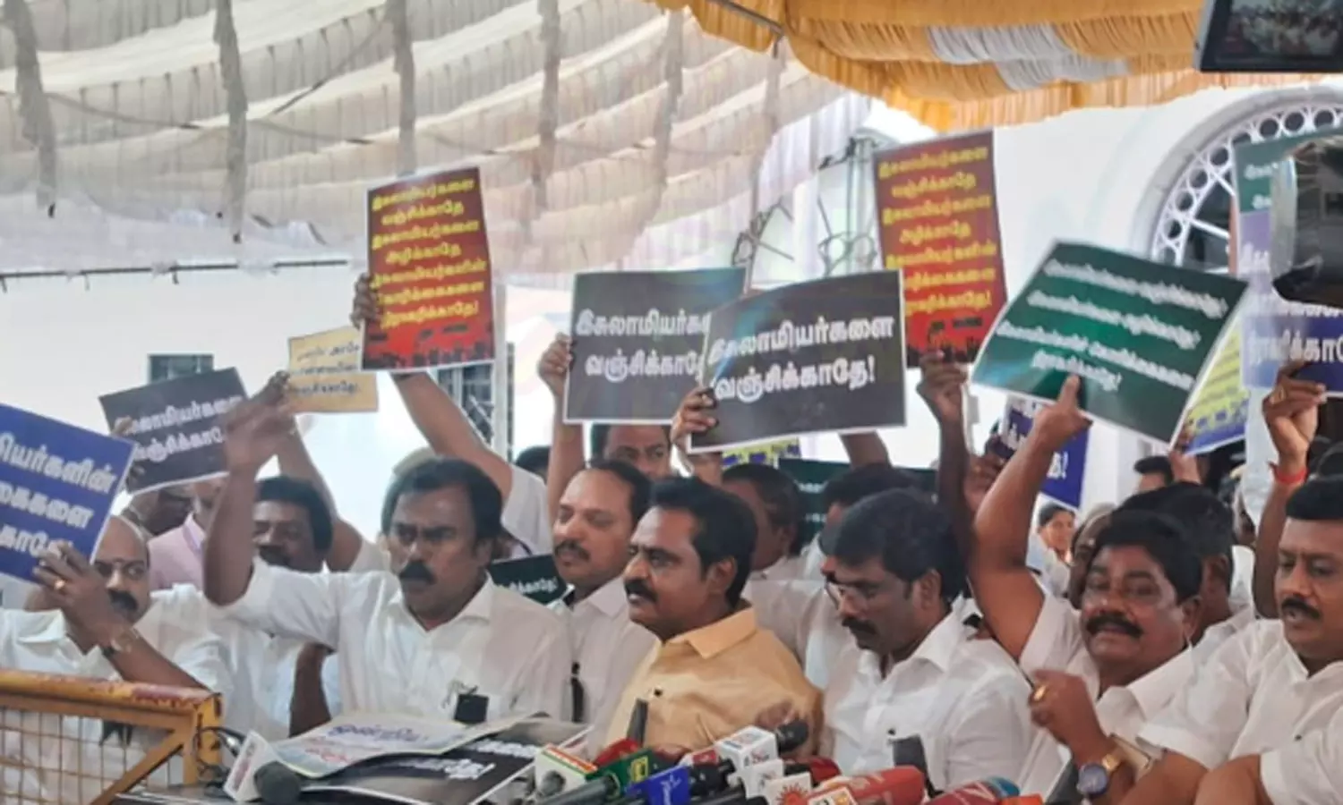மத்திய அரசை கண்டித்து சட்டசபை வளாகத்தில் தி.மு.க. எம்.எல்.ஏ.க்கள் போராட்டம் மத்திய அரசை கண்டித்து சட்டசபை வளாகத்தில் தி.மு.க. எம்.எல்.ஏ.க்கள் போராட்டம்